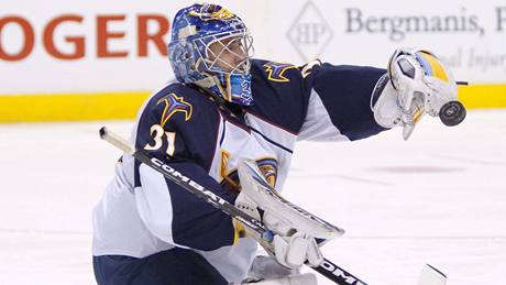 Branká� Atlanty Ond�ej Pavelec chytal proti Torontu výborn�