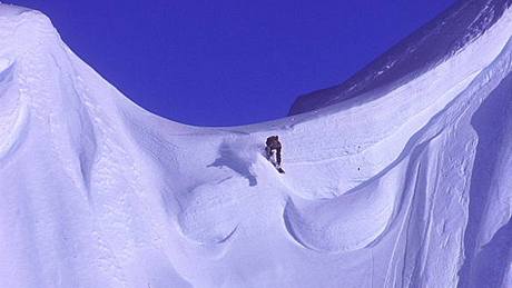 Snowboardista Martin erník pi jednom ze svých extrémních dobrodrustvích