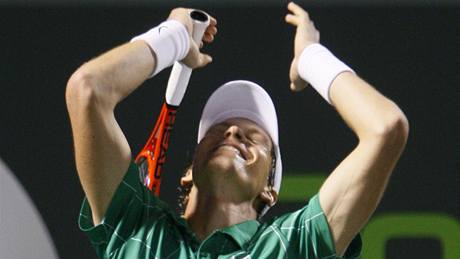 Tomá Berdych slaví vítzství nad Federerem v Miami