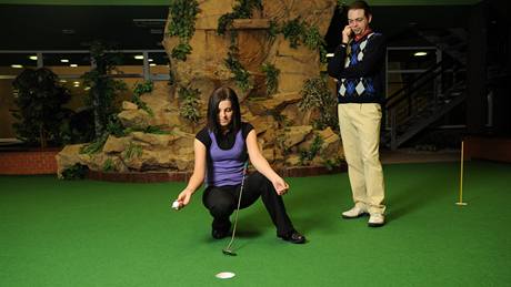 Seriál o golfových pravidlech - zvednutí míku na greenu.