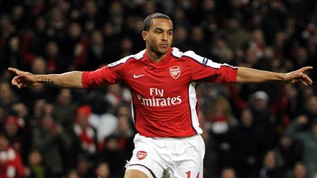 ZLATÝ NÁHRADNÍK. Theo Walcott nasko�il do hry a po t�ech minutách dal gól. I jemu d�kuje Arsenal.