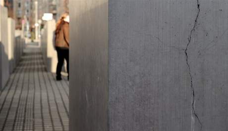 Betonové sloupy památníku holokaustu v Berlín praskají