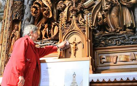 Světelský oltář usiluje o zápis na seznam Unesco, na snímku Ludmila Pokorná připravuje mši.