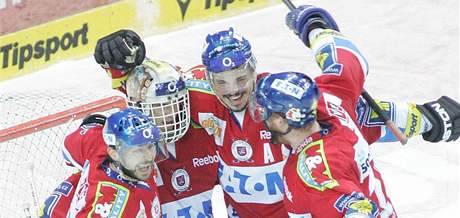 FINLE. Pardubit hokejist slav postup pes Liberec. Uprosted jsou dva klov mui spchu - Dominik Haek a Petr Skora.