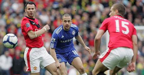Ryan Giggs (vlevo) a Nemanja Vidi (vpravo), fotbalist Manchesteru United, ped Joem Colem z Chelsea