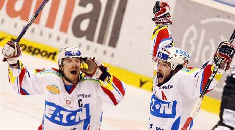 Pardubití hokejisté Jan Starý (vpravo) a Petr Koukal se radují z gólu v semifinále play-off