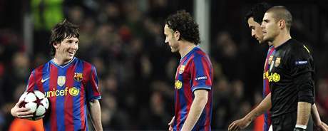 M PAT JEN JEMU. Lionel Messi z Barcelony si bere m, kter poslal tyikrt do st Arsenalu.