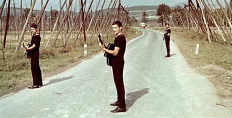 Choreograf Josef KOníek si ve Starcích na chmelu zahrál i kytaristu (uprosted). V triu ho doplnili Josef Laufer (vlevo) a Petr Musil.