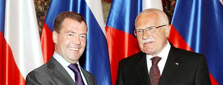 Po příletu se ruský prezident Dmitrij Medveděv setkal se svým českým protějškem Václavem Klausem. (7. dubna 2010)