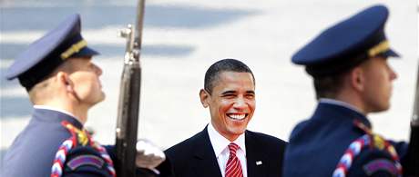 Americk prezident Barack Obama pi schzce na Praskm hrad. (8. dubna 2010)