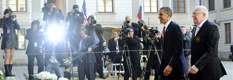 Prezidenti Barack Obama a Václav Klaus procházejí po erveném koberci kolem...