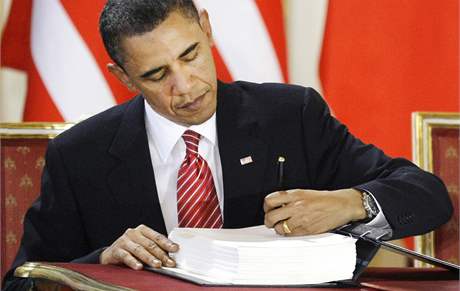 Americký prezident Barack Obama pi podpisu smlouvy START ve panlském sále na Praském hrad. (8. dubna 2010)