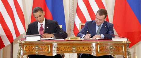 Barack Obama a Dmitrij Medvedv pi podpisu smlouvy START ve panlském sále Praského hradu. (8. dubna 2010)