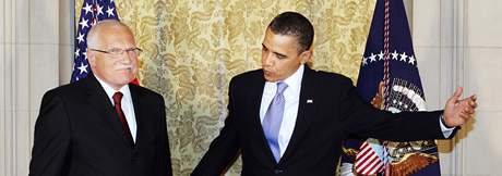 Barack Obama vítá prezidenta Václava Klause ped slavnostní veeí v rezidenci USA. (8. dubna 2010)