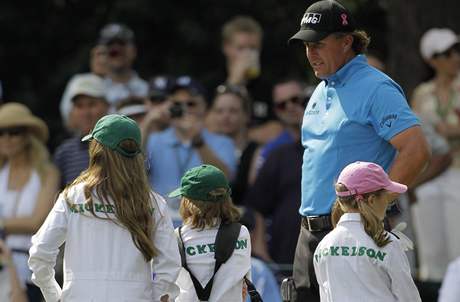 Phil Mickelson se svmi dtmi na exhibici ped Masters 2010.