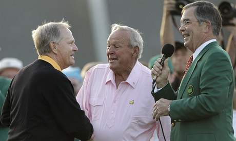 Jack Nicklaus, Arnold Palmer a prezident klubu Augusta National Bill Payne ped slavnostnm odpalem na Masters 2010.