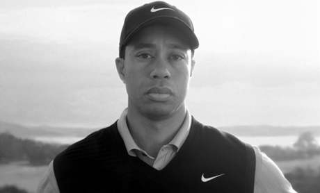 Tiger Woods v ernobílé reklam firmy Nike.