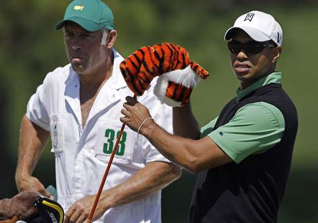 Tiger Woods (vpravo) a jeho caddy Steve Williams, druh kolo Masters 2010.