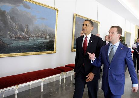 Prezidenti Barack Obama a Dmitrij Medvedv procházejí chodbou Praského hradu po podpisu smlouvy START (8. dubna 2010)