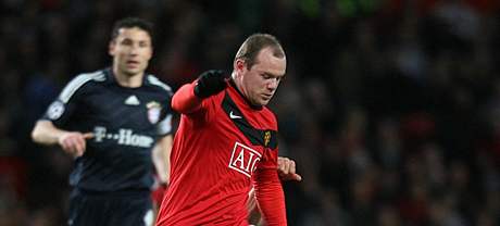 Wayne Rooney bojuje v zpase Manchesteru s Bayernem