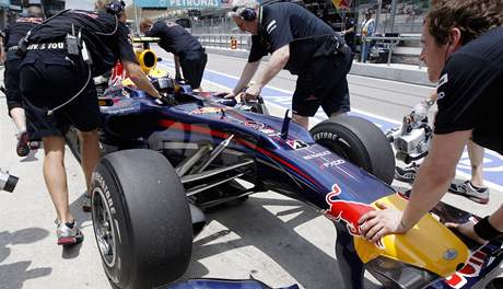 Mark Webber s vozem Red Bull po posledním tréninku na Velkou cenu Malajsie.