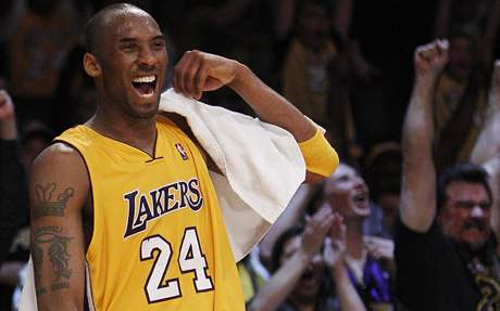 Kobe Bryant se raduje z výhry Lakers