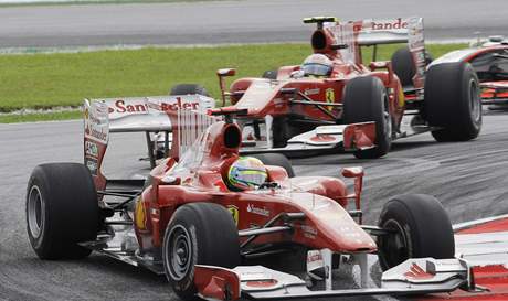 Duo voz Ferrari ve Velké cen Malajsie. Felipe Massa v popedí a Fernando Alonso.
