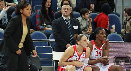 Diana Taurasiov (uprosted) a Sylvia Fowlesov ze Spartaku Moskva, vlevo jejich trenrka Pokey Chatmanov