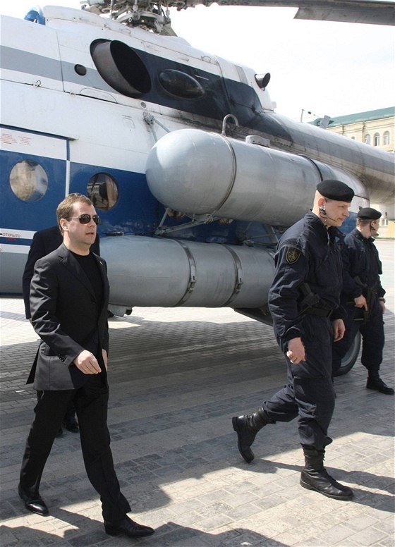 Ruský prezident Dmitrij Medvedv po píletu do Dagestánu (1.4.2010)