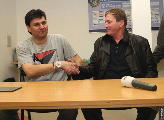 PÍMÍ. Takhle se trenéi Alois Hadamczik a Vladimír Rika (vlevo) usmiovali po vzájemné mediální pestelce v roce 2010.