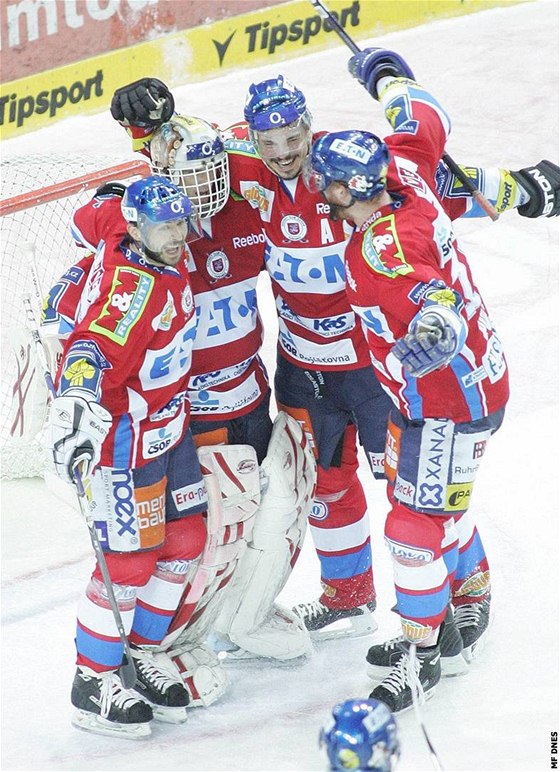 FINÁLE. Pardubi�tí hokejisté slaví postup p�es Liberec. Uprost�ed jsou dva klí�oví mu�i úsp�chu - Dominik Ha�ek a Petr Sýkora.