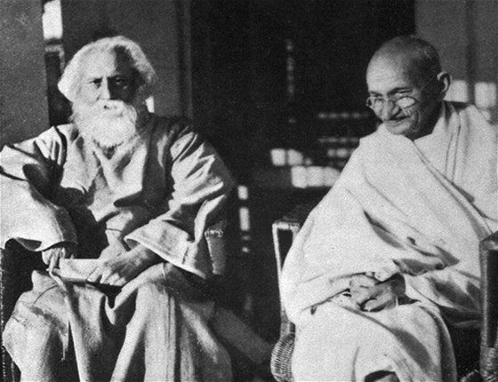 Gándhí (vpravo) se spisovatelem Rabíndranáthem Thákurem (1861-1941) 