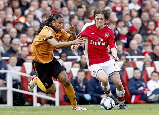 Tomá Rosický, záloník Arsenalu, v souboji s Michaelem Manciennem z Wolverhamptonu