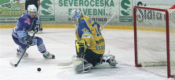 PUS TO! Chomutovský útoník Jan Ková, který týmu pomáhá z Plzn, rozhodl finále 1. ligy. Na snímku jet Duana Salfického nepekonal, pak vak uspl lehkou stelou pes obránce.