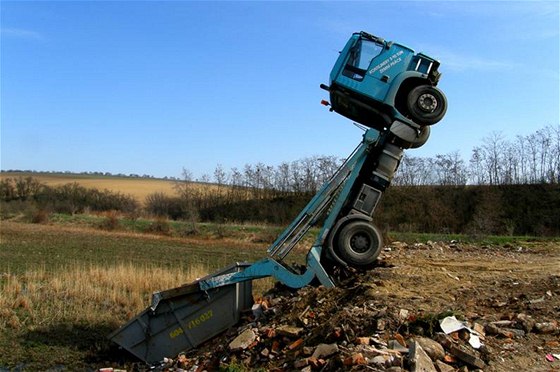 Autofotka týdne: kolize na skládce