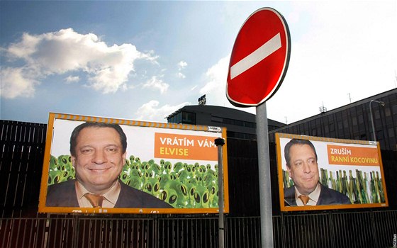 Předvolební billboardy proti předsedovi ČSSD Jiřímu Paroubkovi.
