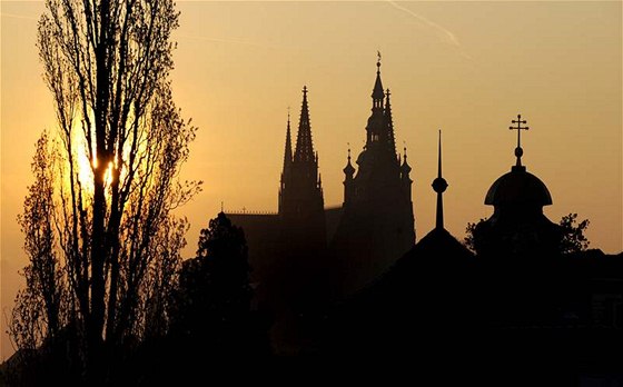 Protestní hlasy v boji o Praský hrad se daí sbírat Vladimíru Franzovi. V ele pelotonu ale s pehledem zstávají Jan Fischer a Milo Zeman.