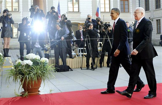 Prezidenti Barack Obama a Václav Klaus procházejí po erveném koberci kolem...