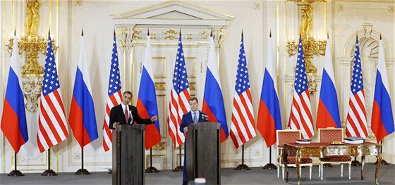 Prezidenti Barack Obama a Dmitrij Medvedv pi podpisu smlouvy START ve panlském sále Praského hradu. (8. dubna 2010)