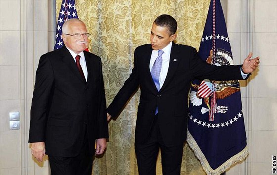Barack Obama vítá prezidenta Václava Klause ped slavnostní veeí v rezidenci USA. (8. dubna 2010)