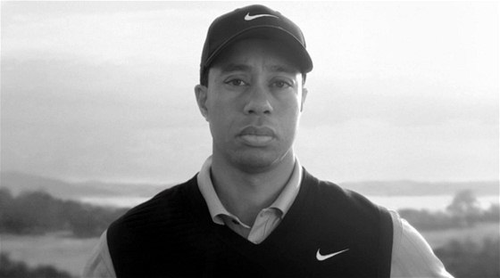 Tiger Woods v ernobílé reklam firmy Nike.