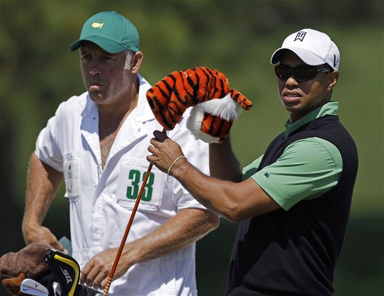 Tiger Woods (vpravo) a jeho caddy Steve Williams, druhé kolo Masters 2010.