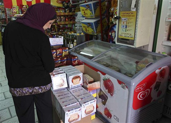 Izraelská Arabka nakupuje macesy - tradiní posvátný nekvaený chléb id. Arabm chléb chutná, ada id ho jí spíe z povinnosti.