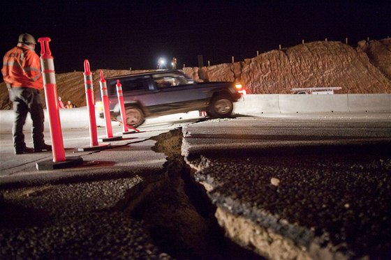 Americko-mexickou hranici zasáhlo silné zemtesení. Na snímku pejídí auto roztrenou silnici ve mst Mexicali v Mexiku (4. dubna 2010)