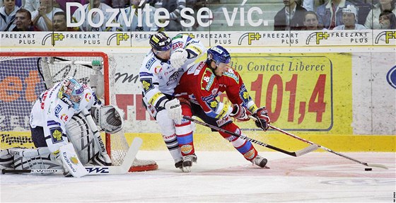 Liberec - Pardubice; paek a Koí v souboji o puk ped gólmanem Liberce Pincem.