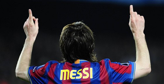 STRJCE POSTUPU. Lionel Messi nastílel Arsenalu tyi góly. Vlastn sám tak dotáhl Barcelonu do semifinále Ligy mistr.