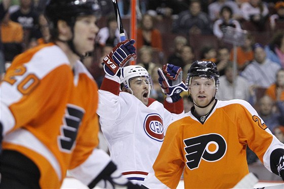 Tomá Plekanec (uprosted) z Montrealu se raduje z jediného a zárove vítzného gólu v duelu s Philadelphií. 