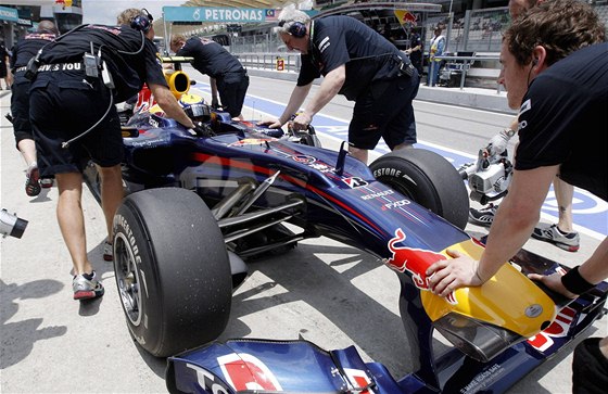 Mark Webber s vozem Red Bull po posledním tréninku na Velkou cenu Malajsie.