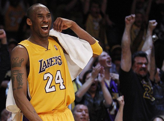 Kobe Bryant se raduje z výhry Lakers
