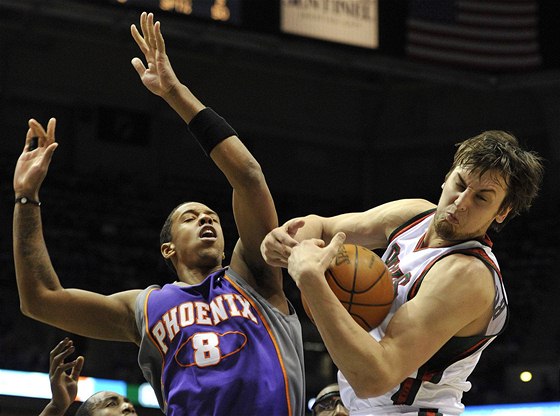 Channing Frye z Phoenixu (vlevo) a Andrew Bogut z Milwaukee.